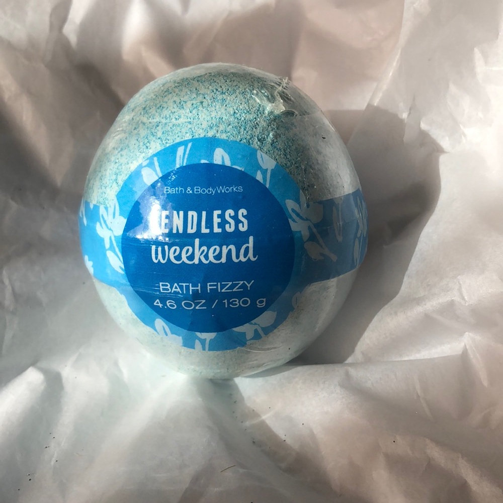 NWT Bath & Body Works Endless Weekend Bath Fizzy.  Discontinued item.